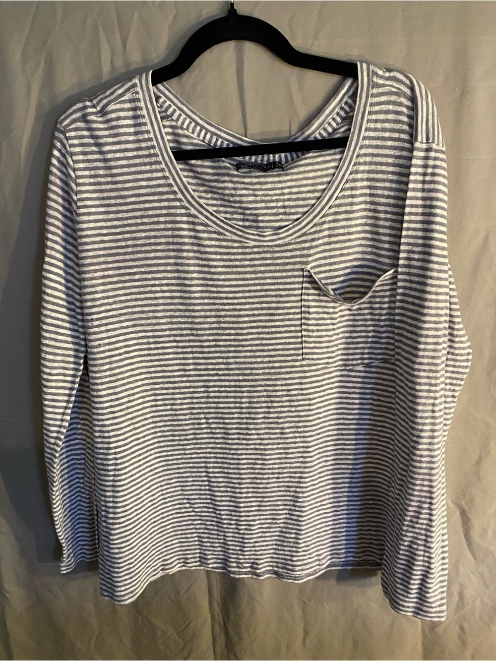 Abercrombie & Fitch Women's Gray and White Striped Long-Sleeve Pocket Tee